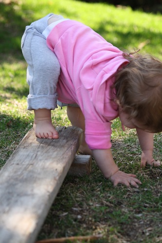 Immagine di un bambino intento a stare in piedi Immagine di un bambino intento a stare in piedi
