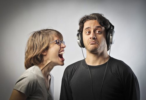 Immagine rappresentativa di una coppia con difficoltà di comunicazione Immagine rappresentativa di una coppia con difficoltà di comunicazione