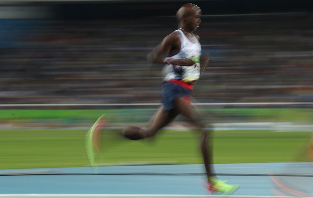 Immagine di un corridore keniano in pista Immagine di un corridore keniano in pista